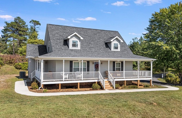 Countryside Escape 15 Mins to Downtown Asheville w/ Covered Wrap Around Porch!