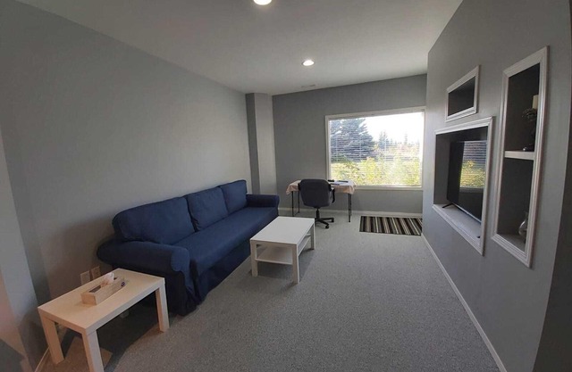 Countryside Escape: Private Suite with Scenic Views
