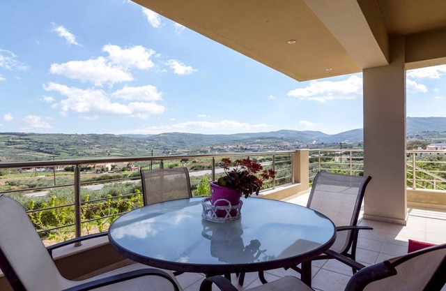 Casa de campo en la naturaleza con vista a la montaña.