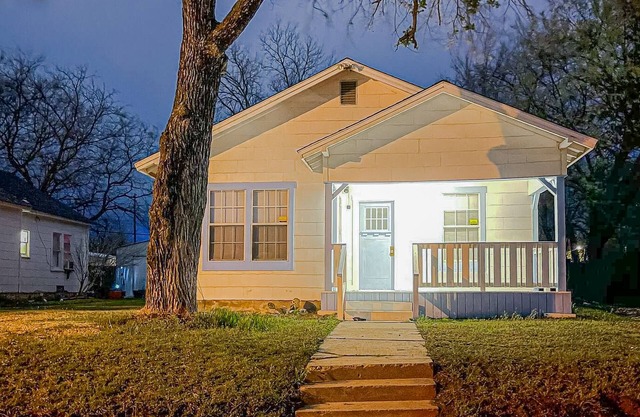 Countryside house with porch, backyard, washer/dryer, & central AC- dog-friendly
