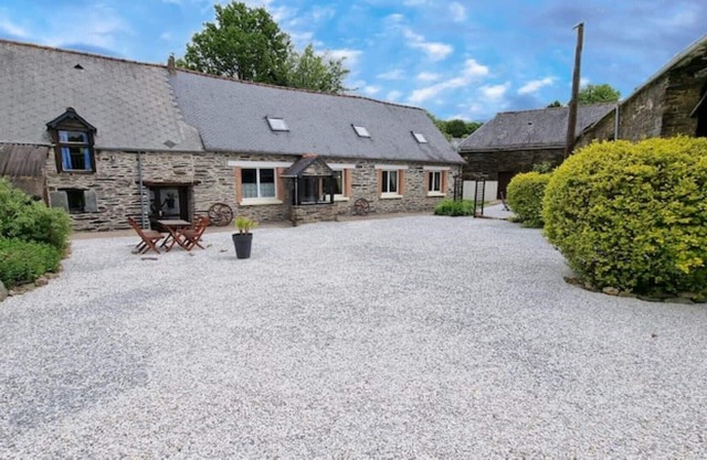 Countryside longere and cottage close to beautiful Lac de Guerledan