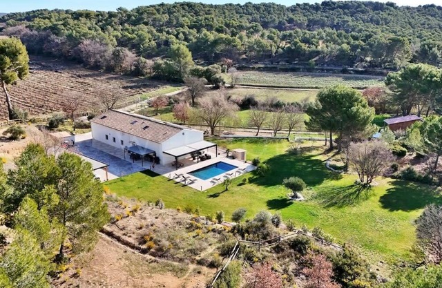 Countryside property with pool – 10 guests