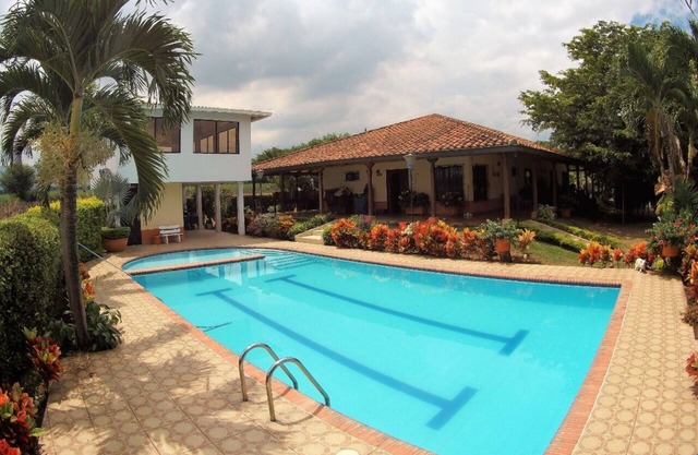Countryside Retreat with Private Pool, Jacuzzi & Game Room – Near Cali