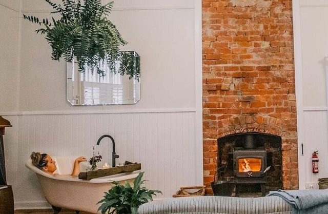 Countryside Retreat with Cosy Fireside Bath