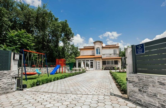Countryside Villa Tajo - Four Bedroom Holiday Home with Swimming Pool
