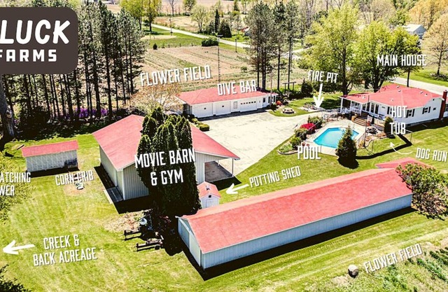 County Estate With Pool, Movie Barn, Dog Run, 20 Acres & More! - 20 acre country