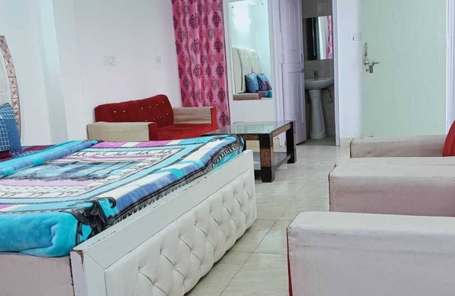 COUPLE FRIENDLY IN LAJPAT NAGAR