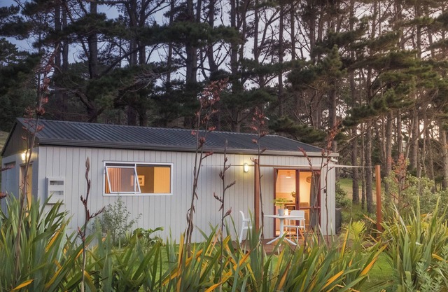 Couple Getaway in Idyllic Bethells Beach/Te Henga