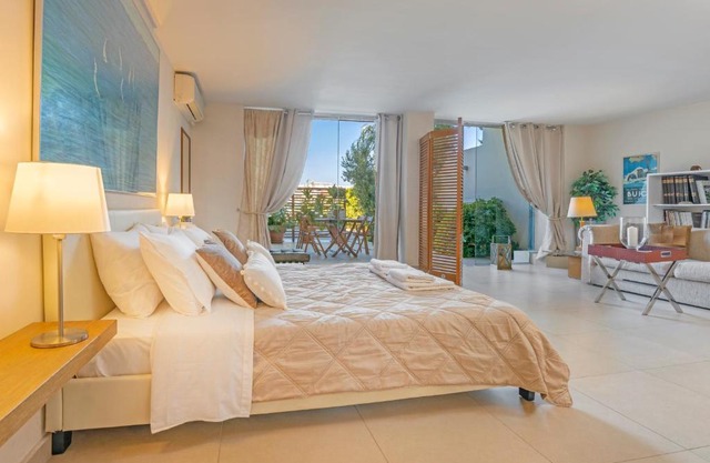 Couple's Getaway , Modern Amenities & Sophisticated Style