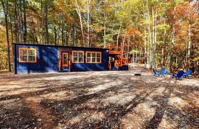 Couples! Bigfoot Tiny Home, Hot Tub, Firepit, Roof top deck! New cozy cabin