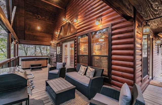 Couples' Cabin - 2 Miles from Beavers Bend State Park!