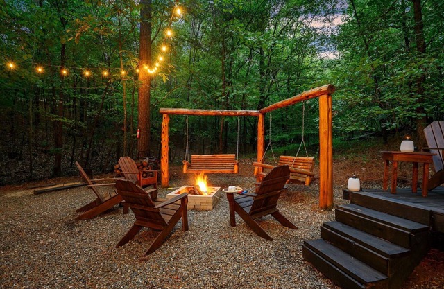 Couples/Family Cabin/Fire Pit/4 Fireplaces/Hot Tub/Horseshoes Pit/Grill/Swings