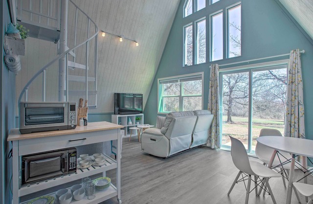 Couples Getaway A-Frame Secluded Cabin near Lake Thunderbird. Near OU ~17 mi.