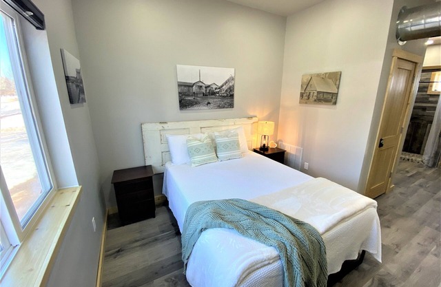 Couples Getaway & Business Travel- 6 Miles to MTU