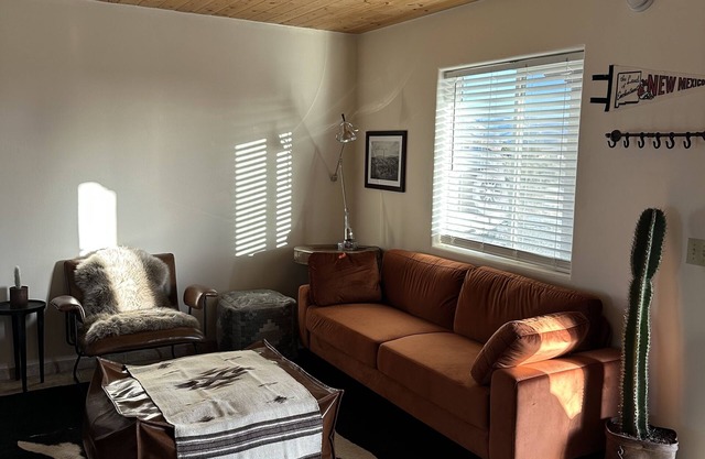 Couples getaway in cozy casita! Taos mountain Views!