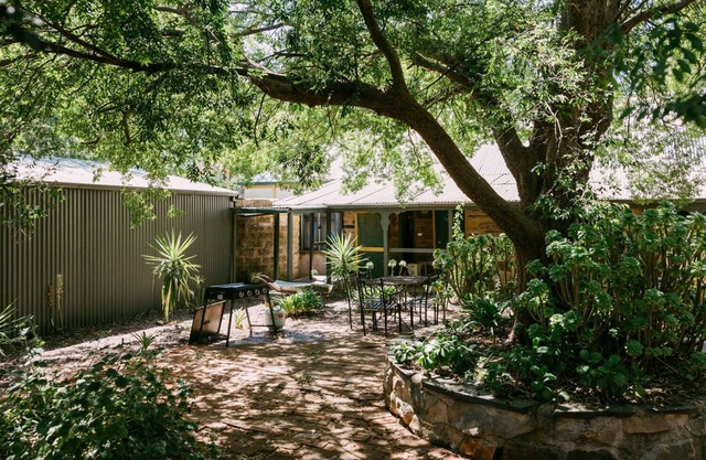 Couples Getaway. Spa Log Fire 2 Wineries and a Pub! Mintaro Hideaway Jollys Rest
