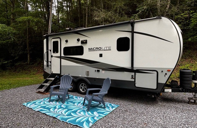 Couples Glamping! 1 Bedroom RV with AC, Heat & Wi-Fi in beautiful Roan Mountain