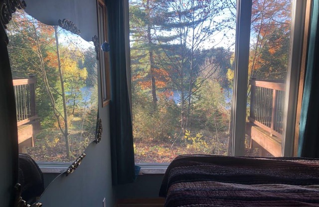 Couple’s Lakehouse Hideaway with hot tub