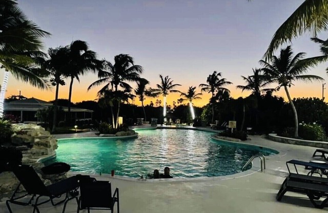 Ocean Dream de un dormitorio con vista al mar, a la piscina y al jardín
