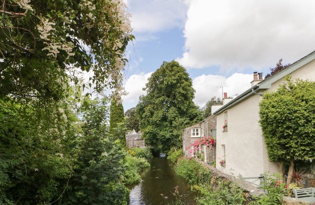 COURTYARD COTTAGE, family friendly, with a garden in Cartmel