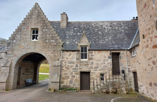COURTYARD COTTAGE - DRUM CASTLE, pet friendly in Banchory