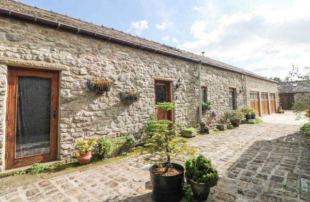 COURTYARD COTTAGE, family friendly in Chapel-En-Le-Frith
