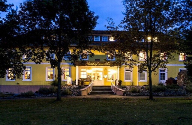 Courtyard view - manor by the lake
