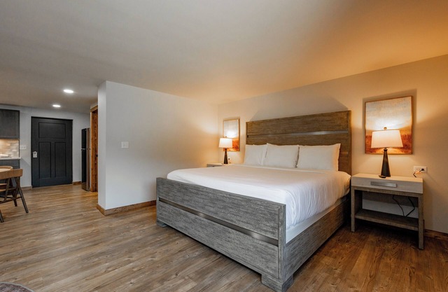 Cove Creek Lodge: 101 Poolside Executive King Suite