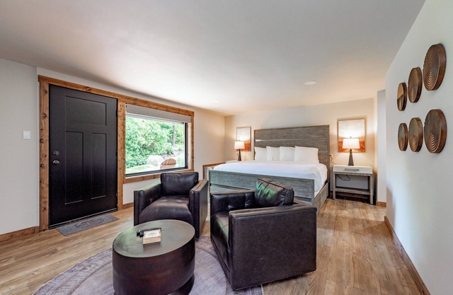 Cove Creek Lodge: 106 Lakeside Executive King Suite