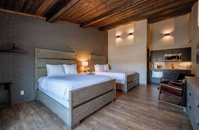 Cove Creek Lodge 203: Poolside Double Queen Room