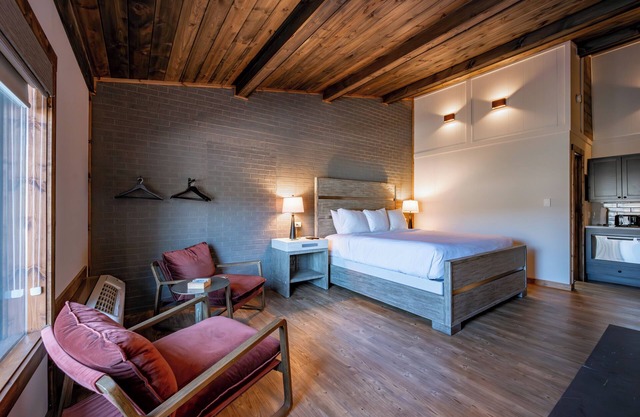 Cove Creek Lodge: 206 Standard King Room