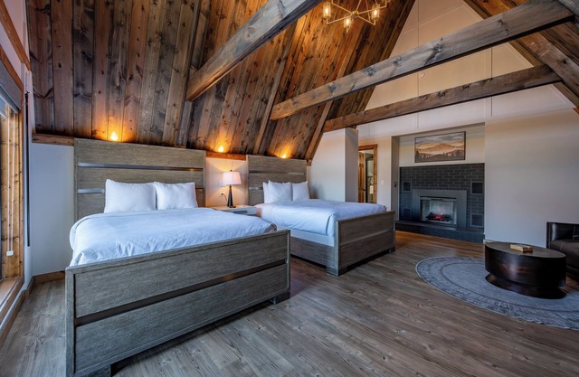 Cove Creek Lodge 210: Standard Double Queen Fireplace Room