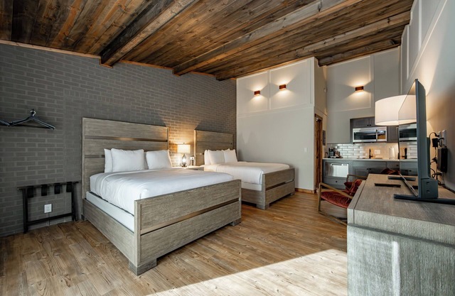 Cove Creek Lodge 213: Dog Friendly Standard Double Queen Room