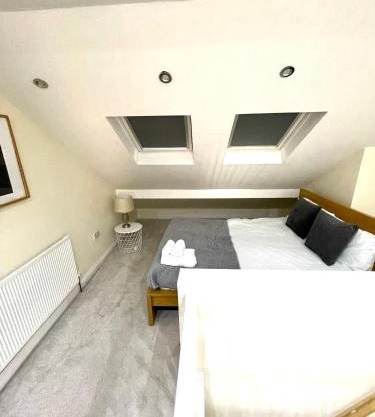 Coventry Large Sleeps 4 Person 4 Bedroom 4 Bath House Suitable for BHX NEC Solihull Rugby Warwick Contractors Ricoh Arena NHS Short & Long Business Stays Free Parking for 2 Vehicles, Close to City Centre High Speed Wifi