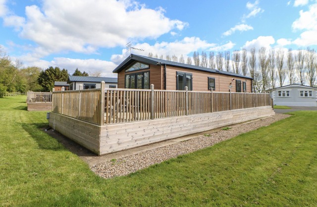 COVERDALE LARGE POD, pet friendly, with hot tub in Hutton Rudby