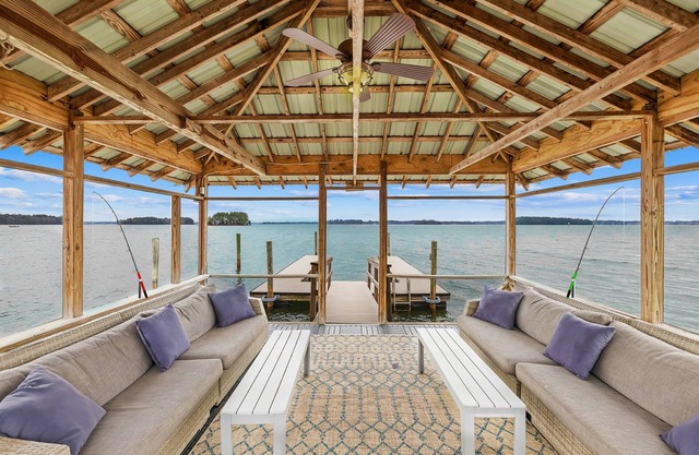 Covered Dock, King Suite, Modern Design, & Kayaks