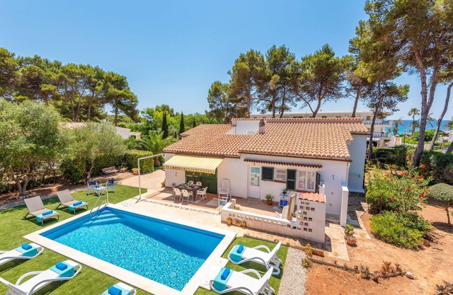 Covid19-FREE Villa. BESIDES SEA. ACCESIBLE. PRIVATE SWIMMING POOL. BBQ. AIRCON