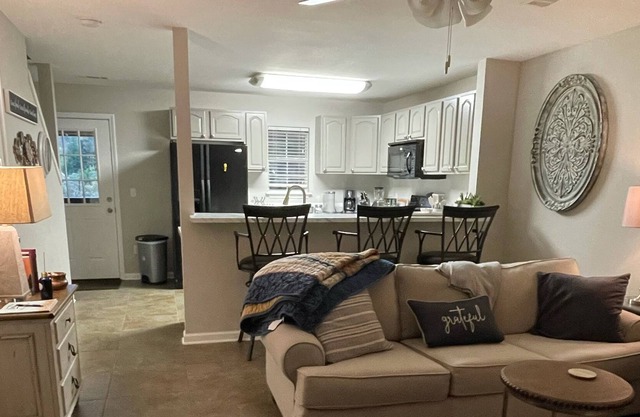 “Cowbella” new remodel. 5 minutes from MSU. Super host water view