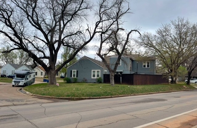 Cowboy Getaway...Spacious 4-bedroom house next to campus on University Drive