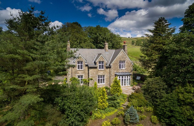 Cowgill Grange sleeps 14 in 7 bedrooms.