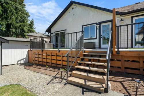 Cowichan Lake Cottages -Riverside