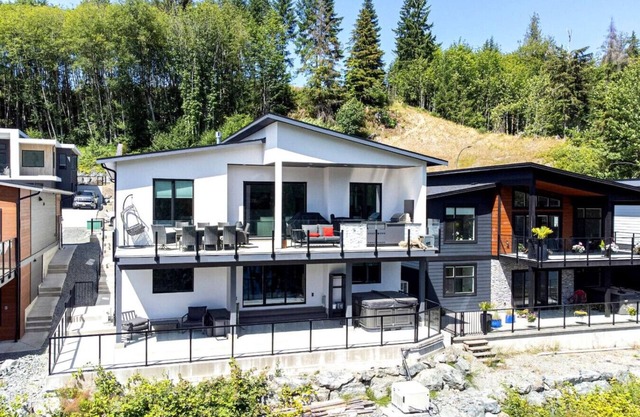 Cowichan Lake Escape | Lakefront | Hot Tub | Pets