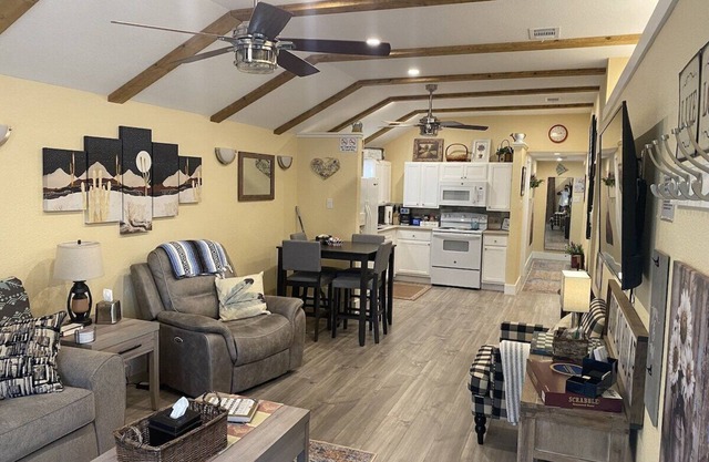 Cowtown Outpost-Less than 4 minutes to StockYards-Sleeps 8, TCU close by