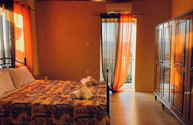 Cozy 1 Bd Troezen Maisonette w Mountain View