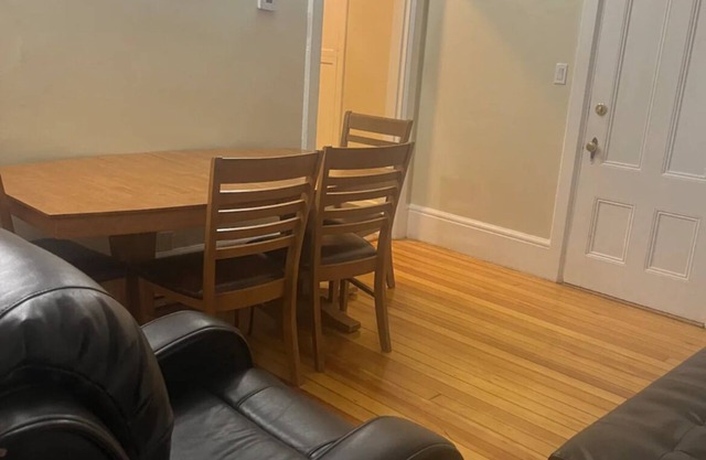 Cozy 1 bdrm with 2 levels with private entrance and private porch