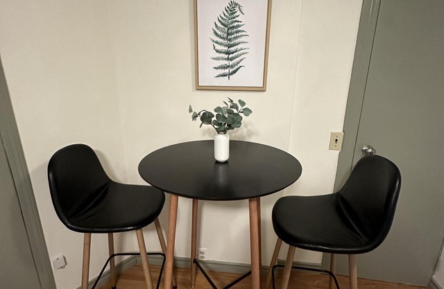 Cozy 1 bed/1 bath suite, 20min to downtown, near transit & grocery stores