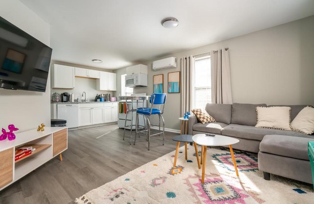 Cozy 1 bed APT near Five Points! Bring your pets!