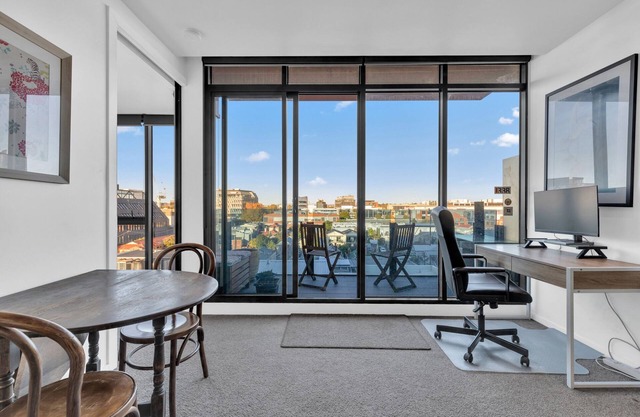 Cozy 1-Bed Near CBD with Pool Access
