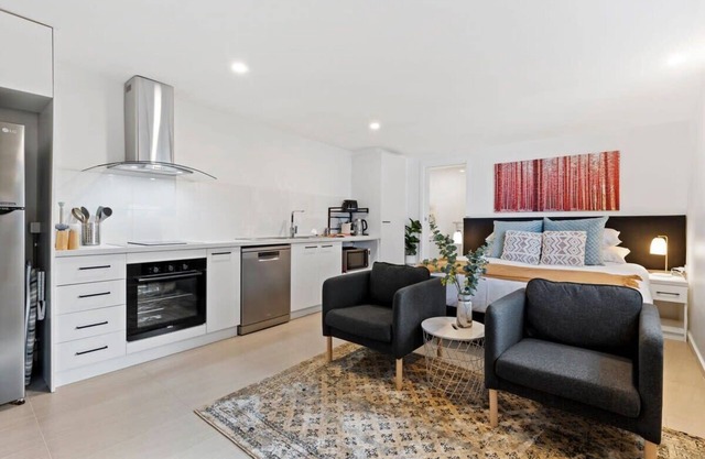 Cozy 1-Bed Studio Near Cafes and Shops
