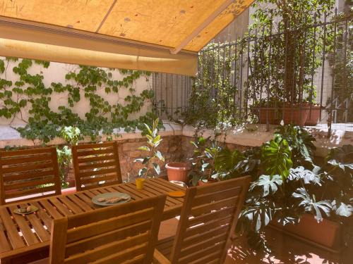 Cozy 1-Bedroom Apartment with Garden Patio, 2 min to Metro, Central Athens